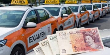 Mită la examenul auto! 400 de lire oferite polițistului pentru permis. Candidatul, trimis în judecată!