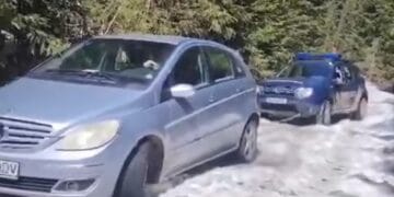 Intervenție salvatoare! Trei femei, blocate cu mașina pe munte după ce au urmat GPS-ul!