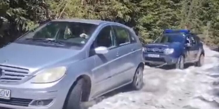 Intervenție salvatoare! Trei femei, blocate cu mașina pe munte după ce au urmat GPS-ul!