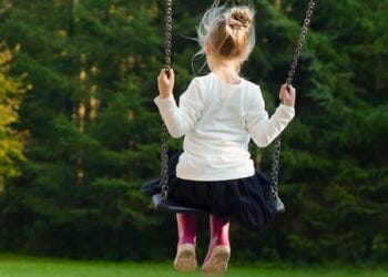 Mamă dispărută, găsită în în altă țară, după ce și-a abandonat copilul de 4 ani! Fetița, preluată de Protecția Copilului!