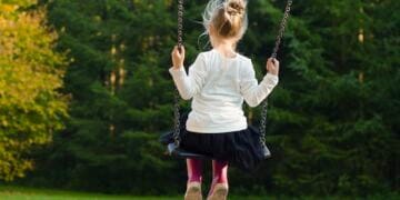 Mamă dispărută, găsită în în altă țară, după ce și-a abandonat copilul de 4 ani! Fetița, preluată de Protecția Copilului!