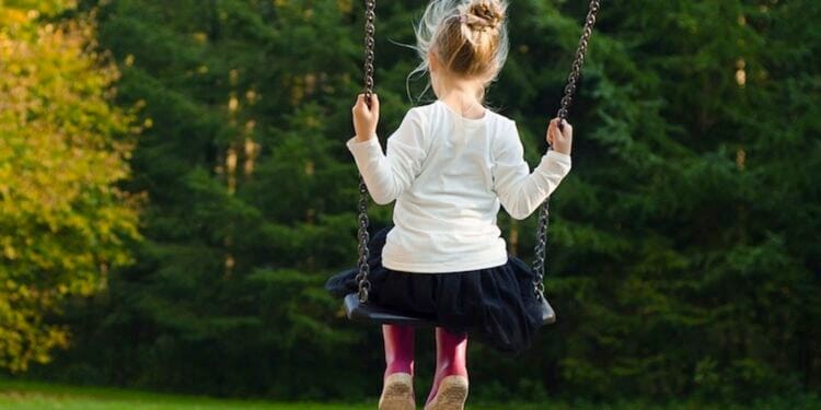 Mamă dispărută, găsită în în altă țară, după ce și-a abandonat copilul de 4 ani! Fetița, preluată de Protecția Copilului!