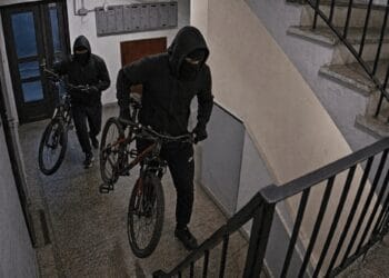Hoți de biciclete prinși după descinderi! Unul dintre suspecți, reținut de polițiști