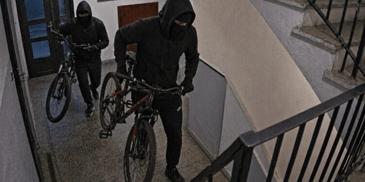 Hoți de biciclete prinși după descinderi! Unul dintre suspecți, reținut de polițiști