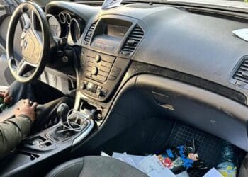 Hoț prins după ce a adormit în mașina pe care voia să o jefuiască. Era deja monitorizat cu brățară electronică! 