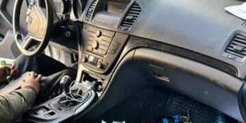 Hoț prins după ce a adormit în mașina pe care voia să o jefuiască. Era deja monitorizat cu brățară electronică! 