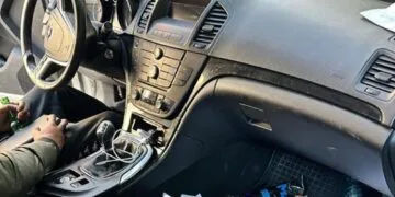 Hoț prins după ce a adormit în mașina pe care voia să o jefuiască. Era deja monitorizat cu brățară electronică! 