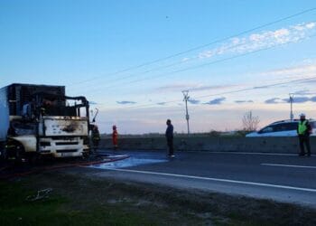 Incendiu violent! Camion încărcat cu produse congelate, cuprins de flăcări. Trafic blocat!