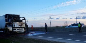 Incendiu violent! Camion încărcat cu produse congelate, cuprins de flăcări. Trafic blocat!