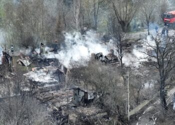 Dezastru!  32 de gospodării cuprinse de flăcări! Sute de oameni evacuați, zeci de familii rămase fără case