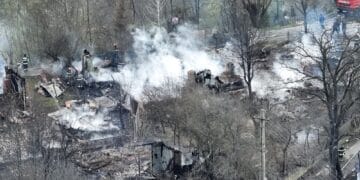 Dezastru!  32 de gospodării cuprinse de flăcări! Sute de oameni evacuați, zeci de familii rămase fără case