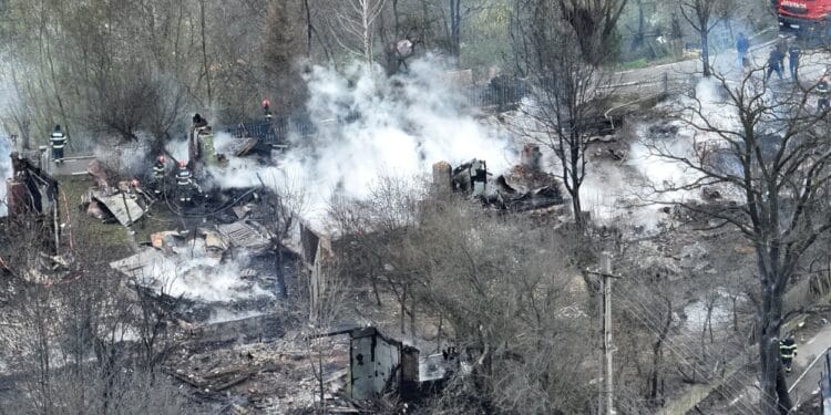 Dezastru!  32 de gospodării cuprinse de flăcări! Sute de oameni evacuați, zeci de familii rămase fără case