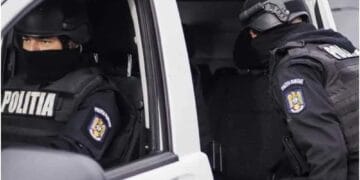 Bătaie cu macete și cuțite! 10 arestați, alți suspecți dați în urmărire după scandalul violent din stradă