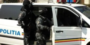 Rețea de droguri destructurată! Cantități uriașe de substanțe interzise și zeci de mii de euro, descoperite la percheziții
