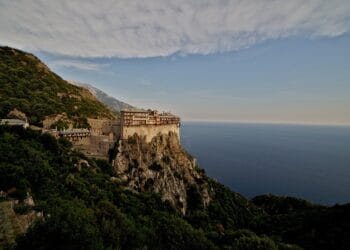 Acces restricționat pentru români pe Muntele Athos! Doar 10 pelerini pe zi, sute blocați la poalele Sfântului Munte