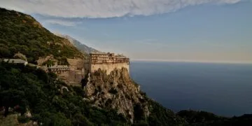 Acces restricționat pentru români pe Muntele Athos! Doar 10 pelerini pe zi, sute blocați la poalele Sfântului Munte