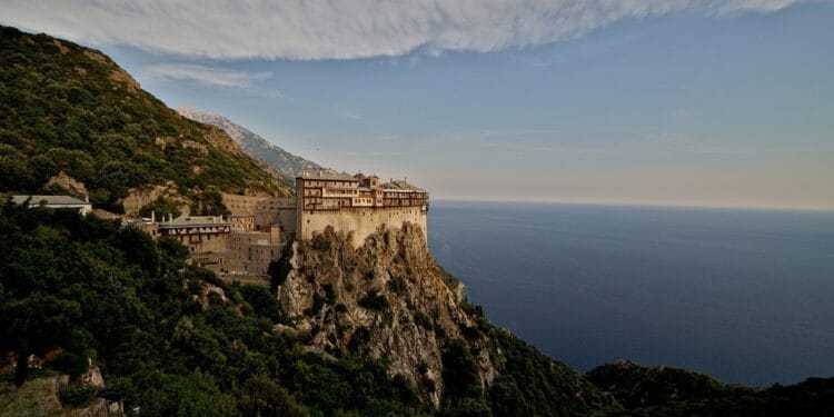 Acces restricționat pentru români pe Muntele Athos! Doar 10 pelerini pe zi, sute blocați la poalele Sfântului Munte