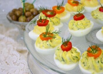 Aperitiv vedetă pe masa de Paște! Ouăle umplute, rețeta clasică și trucuri pentru un gust desăvârșit