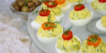 Aperitiv vedetă pe masa de Paște! Ouăle umplute, rețeta clasică și trucuri pentru un gust desăvârșit