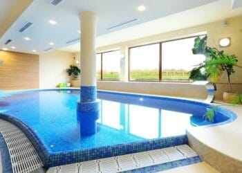 Alertă! Apă acidă în piscină, turiști cu stări de rău. Dosar penal după controlul CJPC!