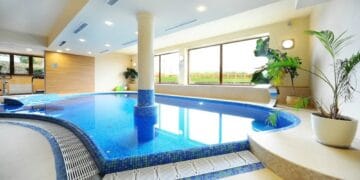 Alertă! Apă acidă în piscină, turiști cu stări de rău. Dosar penal după controlul CJPC!