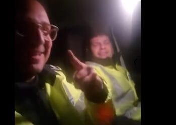 Polițiști în uniformă, surprinși cântând manele în autospecială: „Să sară permisele!”. Anchetă declanșată de superiori!