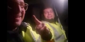 Polițiști în uniformă, surprinși cântând manele în autospecială: „Să sară permisele!”. Anchetă declanșată de superiori!