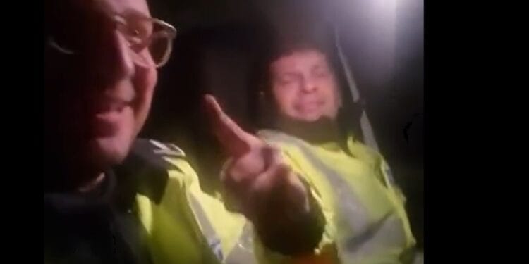 Polițiști în uniformă, surprinși cântând manele în autospecială: „Să sară permisele!”. Anchetă declanșată de superiori!