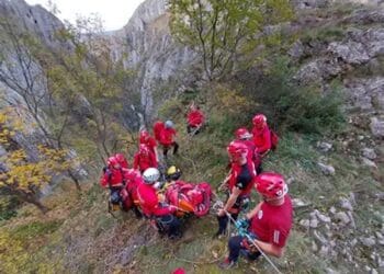 Salvare spectaculoasă! Rănit la pescuit, evacuat cu o tiroliană improvizată