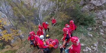 Salvare spectaculoasă! Rănit la pescuit, evacuat cu o tiroliană improvizată