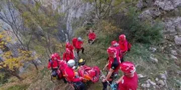 Salvare spectaculoasă! Rănit la pescuit, evacuat cu o tiroliană improvizată