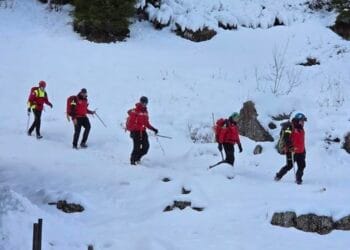 Turist blocat pe un traseu, salvat după o intervenție în condiții de risc de avalanșă