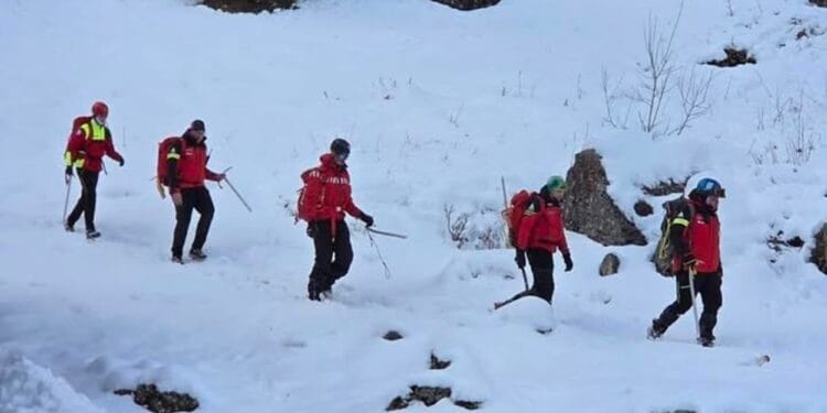 Turist blocat pe un traseu, salvat după o intervenție în condiții de risc de avalanșă