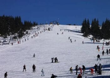 Condiții excelente de schi, dar cu avertismente clare. Salvamont: nu ieșiți în afara pârtiilor