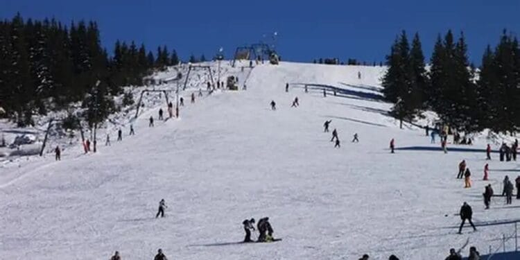 Condiții excelente de schi, dar cu avertismente clare. Salvamont: nu ieșiți în afara pârtiilor