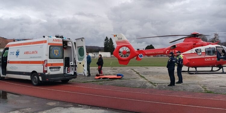 Strivit de un copac! Bărbat în stare gravă, transportat cu elicopterul SMURD!