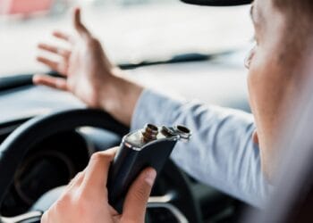 Accident provocat de un șofer beat! Alcoolemie uriașă, o femeie rănită și transportată la spital