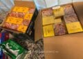 Captură importantă! Aproape 700 de pachete de țigări ascunse în dulciuri și electronice, descoperite în bagajele unui pasager