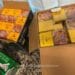 Captură importantă! Aproape 700 de pachete de țigări ascunse în dulciuri și electronice, descoperite în bagajele unui pasager
