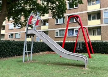 Accident grav! Copil de 3 ani, cu leziuni craniene severe după o cădere de pe tobogan!