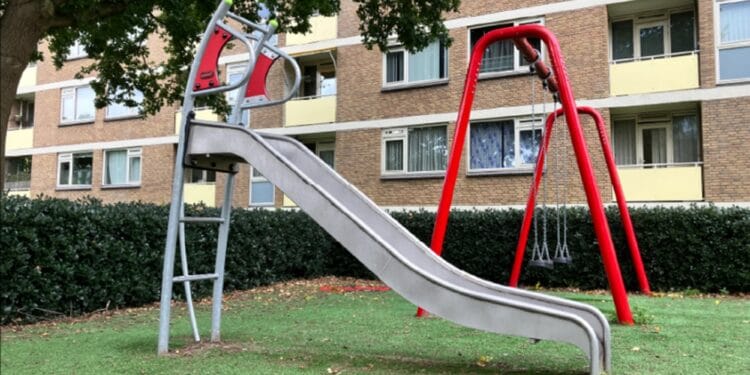 Accident grav! Copil de 3 ani, cu leziuni craniene severe după o cădere de pe tobogan!