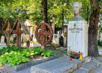 Scene revoltătoare în cimitir! Doi tineri filmați dansând pe morminte, reținuți de polițiști!