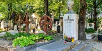 Scene revoltătoare în cimitir! Doi tineri filmați dansând pe morminte, reținuți de polițiști!