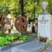 Scene revoltătoare în cimitir! Doi tineri filmați dansând pe morminte, reținuți de polițiști!