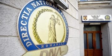 Inspector ANAF antifraudă, prins în flagrant după ce ar fi luat mită pentru „rezolvarea” unor controale fiscale. DNA vorbește despre zeci de mii de euro și influență în interiorul instituției