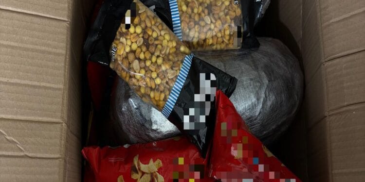 Droguri ascunse printre alimente: aproape 9 kilograme de canabis și sute de grame de hașiș!