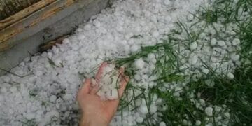 România, lovită de un val de frig neașteptat. Ninsori, grindină și copaci doborâți de vijelii în mai multe județe