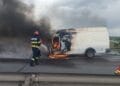 Autoutilitară cuprinsă de flăcări pe Autostradă! Focul a pornit de la un scurtcircuit!