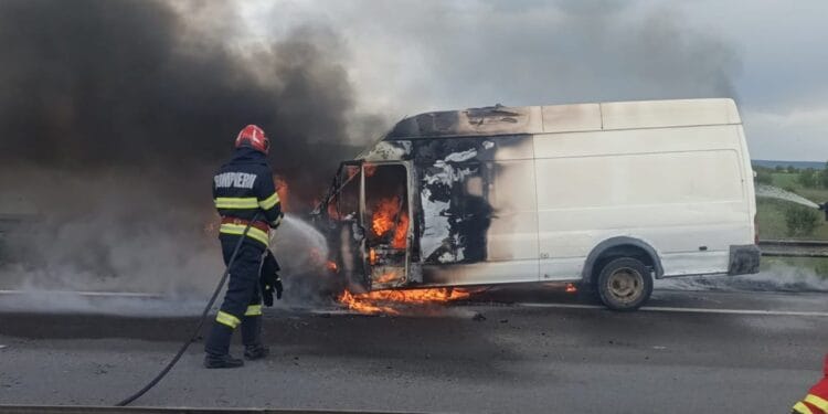 Autoutilitară cuprinsă de flăcări pe Autostradă! Focul a pornit de la un scurtcircuit!