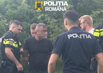 Salvată din mâinile fostului soț după ce a fost observată de polițiști la volan, cu urme de violență pe față. Bărbatul s-a ascuns peste noapte într-o grotă